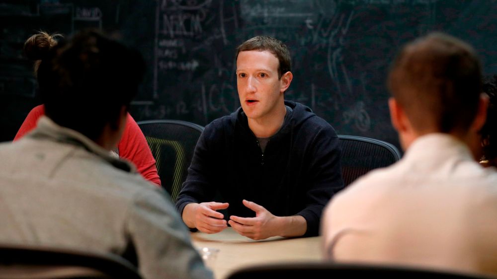 Facebook-sjef Mark Zuckerberg må stå skolerett i Senatet i Washington tirsdag i neste uke og dagen etter i Representantenes hus for å forklare seg om skandalen. Det britiske parlamentet og EU-parlamentet har også bedt ham stille til høring, men ikke fått svar ennå.