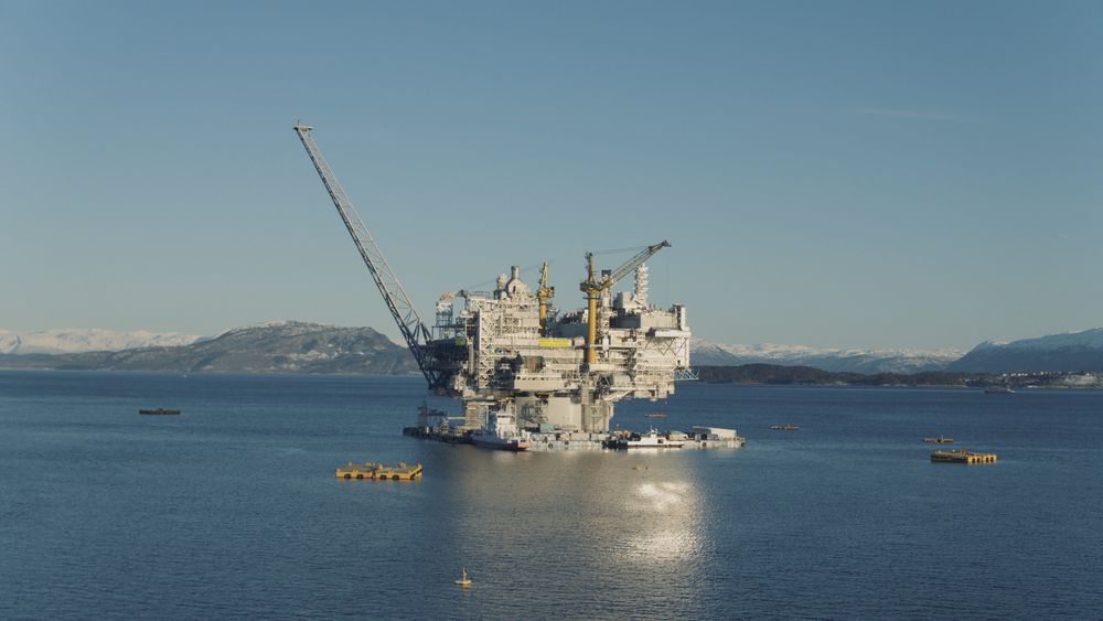 Aasta Hansteen skal slepes fra Digernessundet utenfor Stord til feltet i Norskehavet. På vei ut fjorden vil plattformen ruve 157 meter over havet - og 182 meter under.