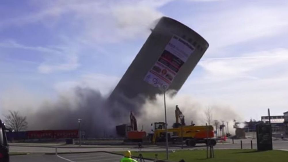 Siloen skulle fjernes fra havnen i Vordingborg for å gi plass til en ny høyblokk, men den 53,2 meter høye bygningen veltet i feil retning og traff et evakuert bibliotek.