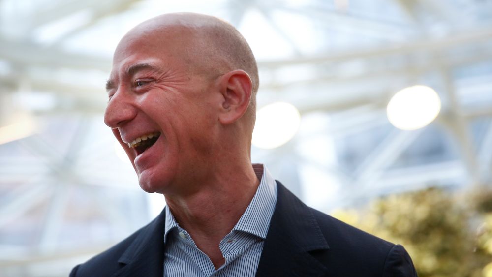 Amazon-gründer og toppsjef Jeff Bezos besøkte Alta i helgen, uten at det er kjent hva formålet med turen var. Bildet er tatt i en annen sammenheng og er fra Amazons hovedkvarter i Seattle i slutten av januar.