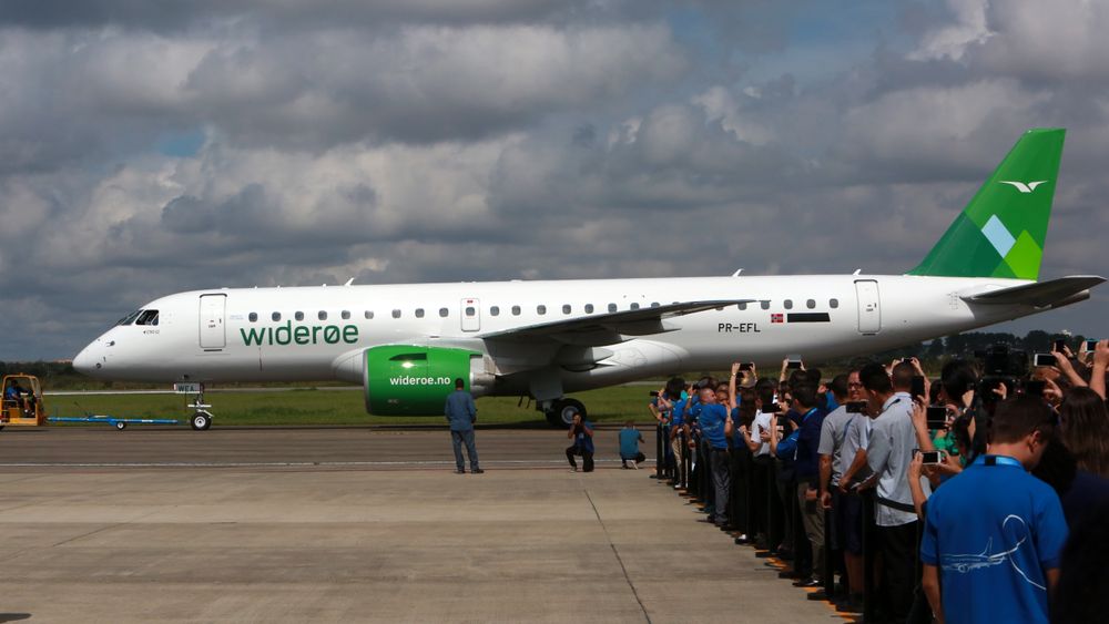 Det første E190-E2-flyet taues til mottaksseremonien på Embraer-fabrikken i forrige uke. I dag lander LN-WEA på norsk jord for første gang.