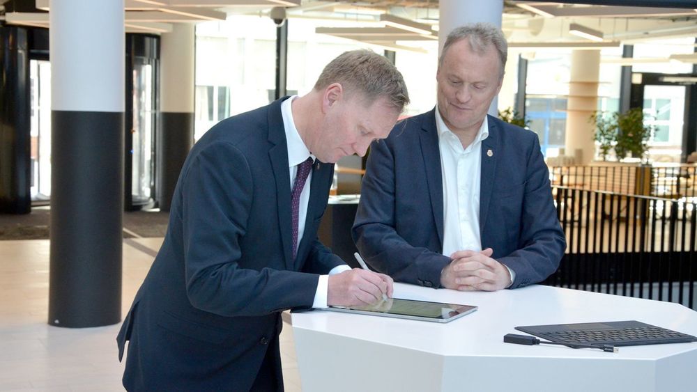 Digitalt signert: De to byrådslederne Harald Schjelderup og Raymond Johansen signerte avtalen på et nettbrett.