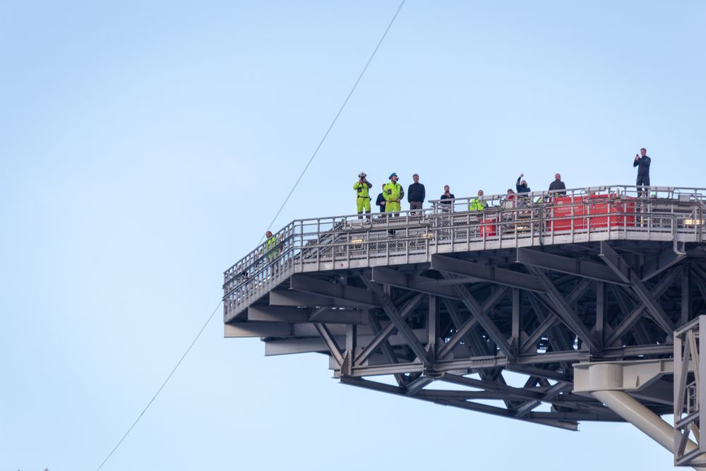 Her passerer Aasta Hansteen høyspentkabelen på Langenuen med bare 20 meters klaring. For å komme forbi må plattformen langt inn mor land, der hvcor kabelen henger høyere.