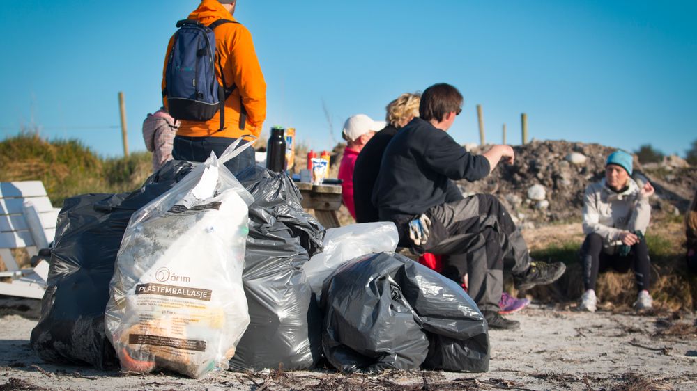 Plastsøppel på en strand. Foto: Børge Sandnes/Colourbox