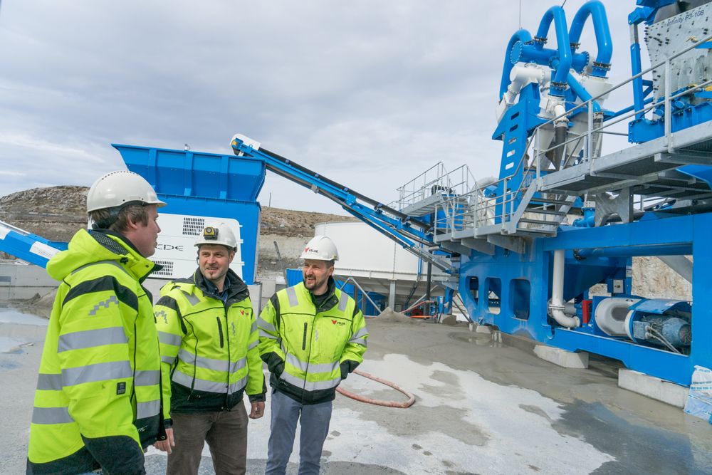 Kjartan Eggebø, driftsleder pukk og miljø i Velde pukk ser over vaskeanlegget fra CDE Global sammen med vedlikeholdsleder. Han mener resirkulering er en riktig satsing.