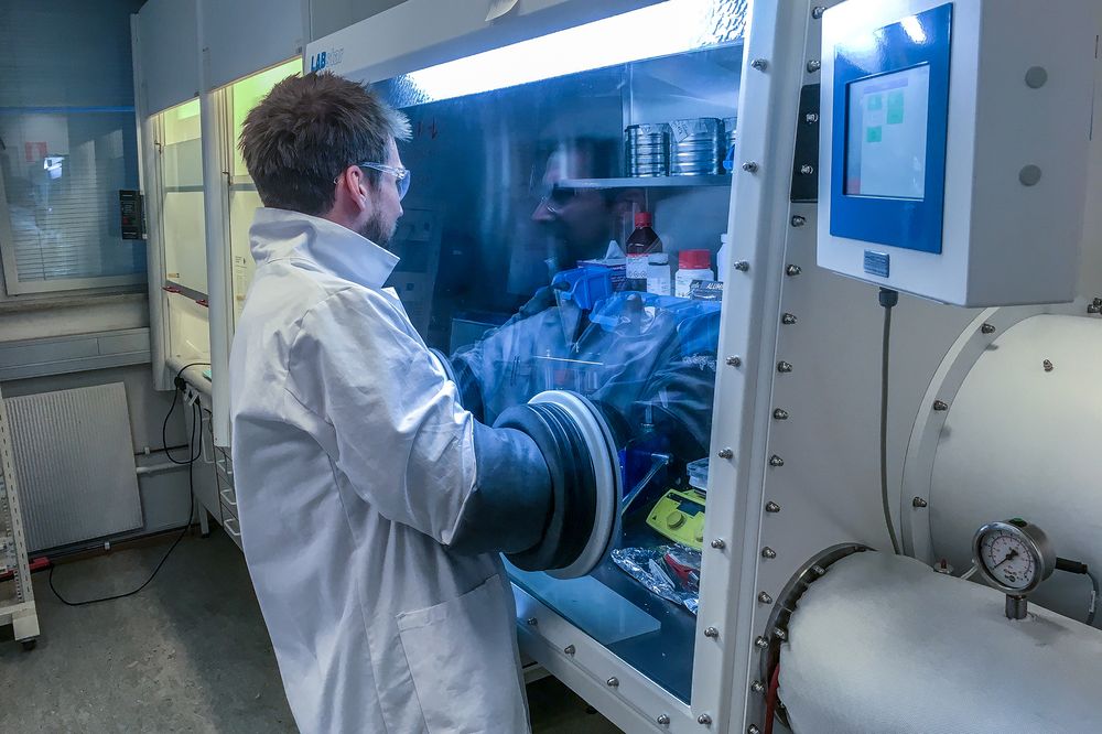 Kan bli spiren til ny norsk storindustri: Seniorforsker i Graphene Batteries AS, dr. Carl Erik Lie Foss, setter sammen knappceller basert på litium-svovelteknologi for å teste de elektrokjemiske egenskapene og hvor mange sykler de tåler.