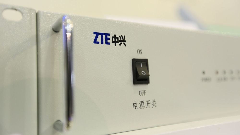 Det er full krise i ZTE etter at USA denne uken innførte sanksjoner mot det kinesiske teknologiselskapet. De er en stor leverandør av telekommunikasjons-utstyr, men også Android-baserte mobiltelefoner.