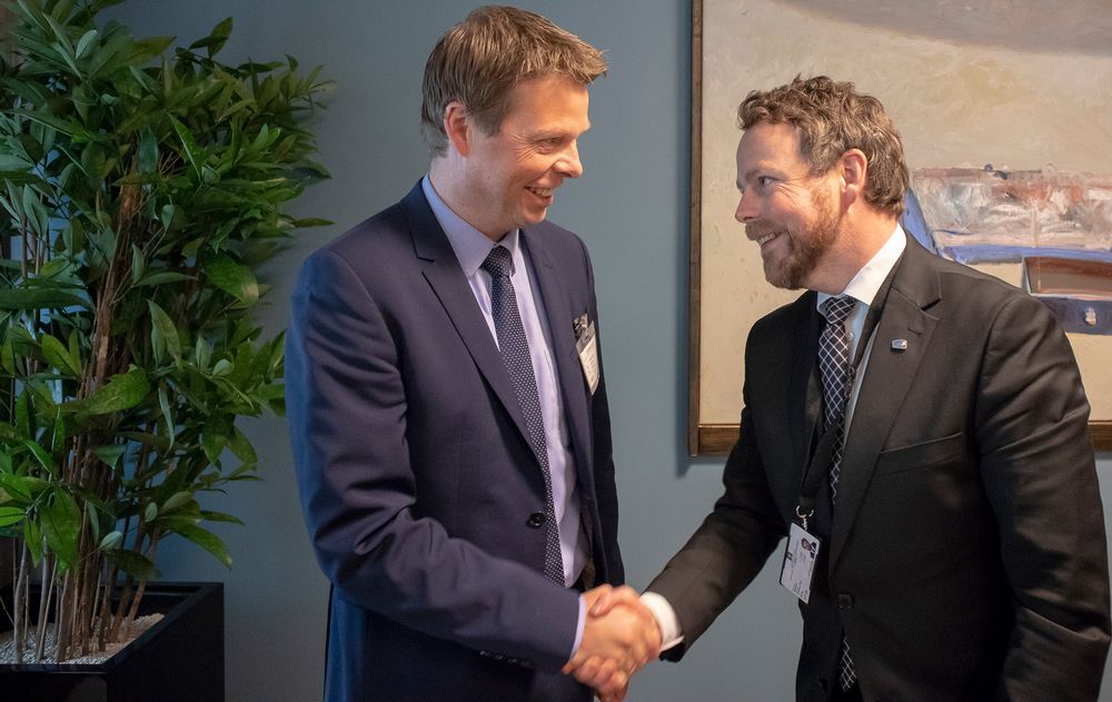 Airthings-sjef Øyvind Birkenes blir gratulert av næringsminister Torbjørn Røe Isaksen for selskapets rolle som innovatør og eksportør av ny norsk teknologi.