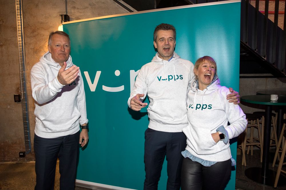 Vipps har fått godkjent fusjonen mellom Bankaxept og BankID.  F.v.: DNB-sjef Rune Bjerke sammen med nestleder Elisabeth Haug og Vipps-sjef Rune Garborg.