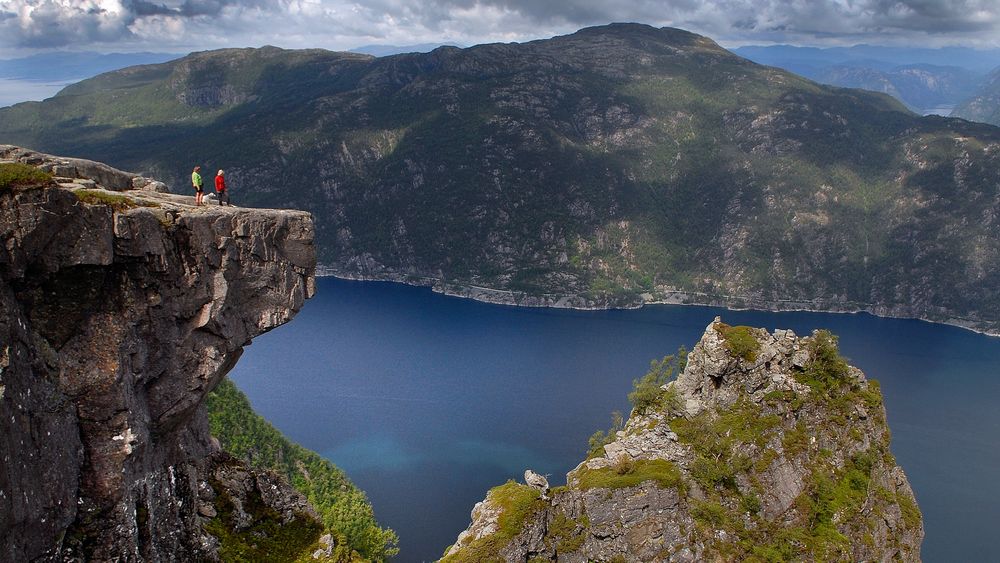 Skomakarnibbå i Jøsenfjorden er Hjelmelands svar på Preikestolen. Besøkende kan nyte utsikten over landskapet som sliter med å ta del i digitaliseringen.