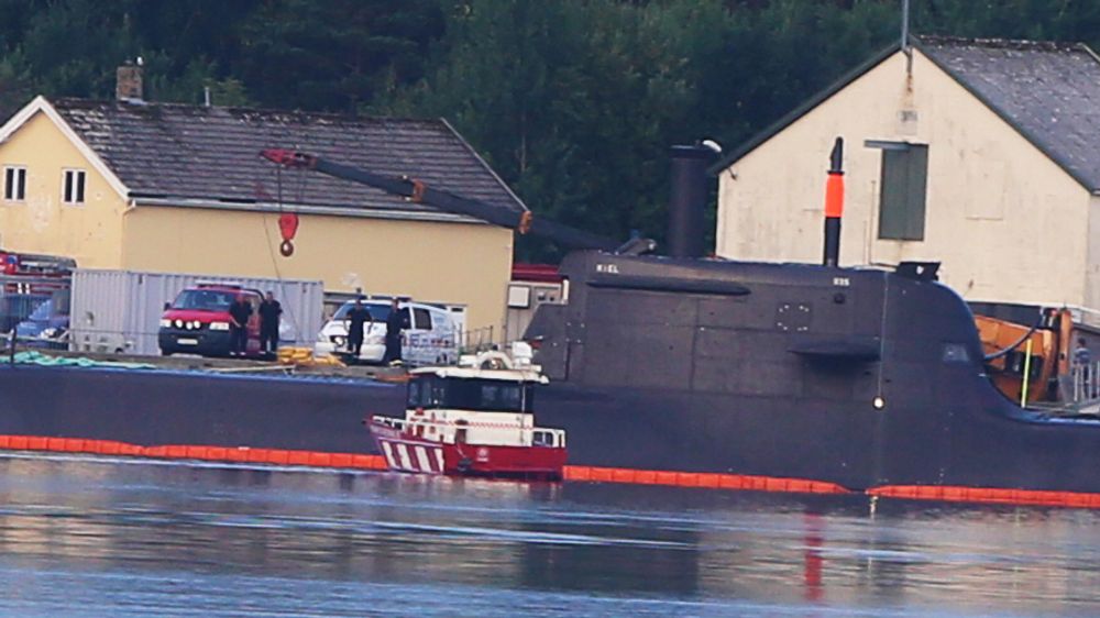 Mobilkranen veltet over tårnet på den tyske ubåten i 212A-klassen i Kristiansand.