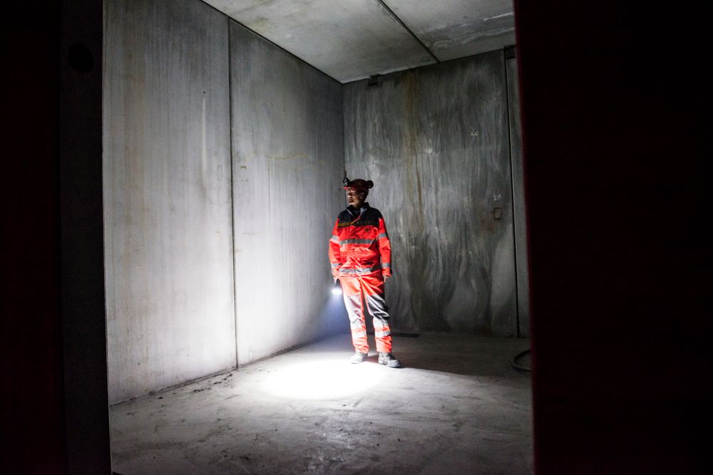 Assisterende prosjektleder Trond Øygarden inne i et av tunnelens tolv tekniske rom.