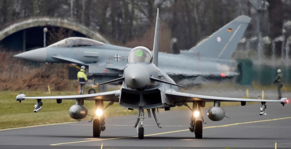 En Eurofighter er i ferd med å starte opp motorene på den tyske kampflybasen i Noervenich i Vest-Tyskland mars 2016.