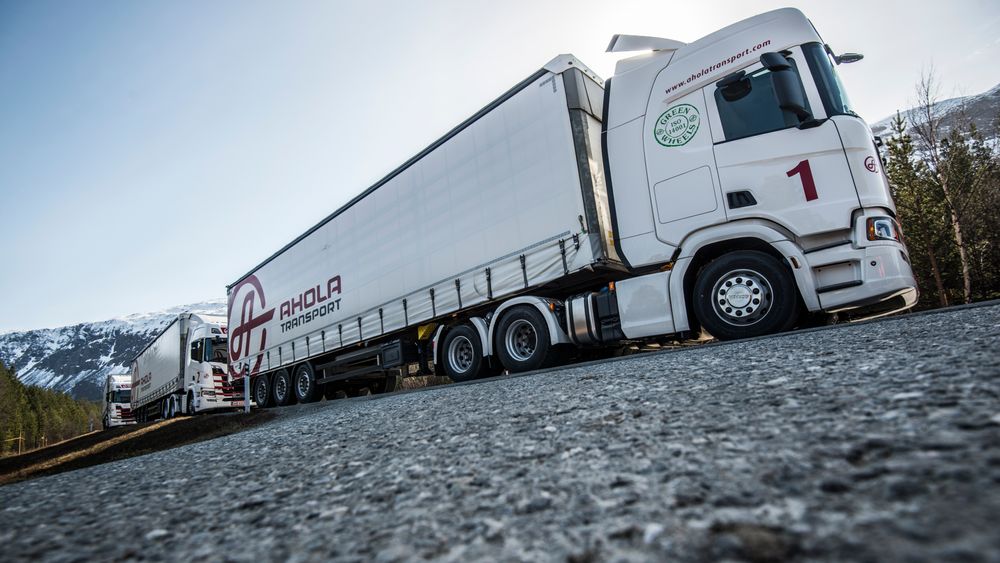 Scania og Ahola transport demonstrerte platooning i Skibotn i Troms tirsdag. Den fremste lastebilen styrte gass og brems til de to bak.