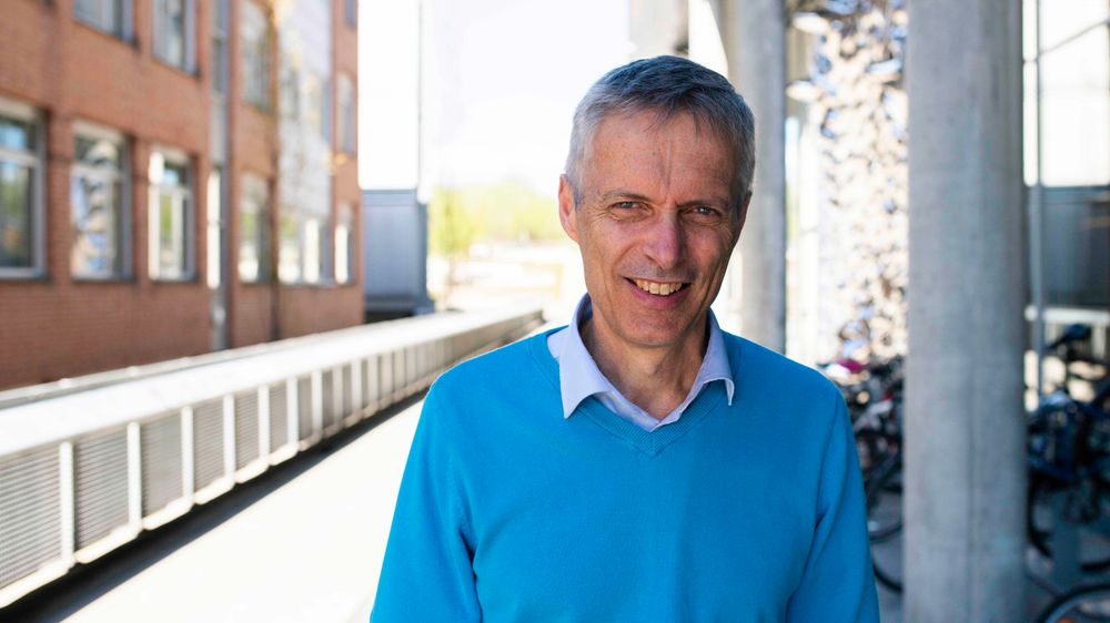 Lars Holden, administrerende direktør i Norsk Regnesentral mellom informatikkbyggene til Universitetet i Oslo. Det er også her stiftelsen han leder holder til.