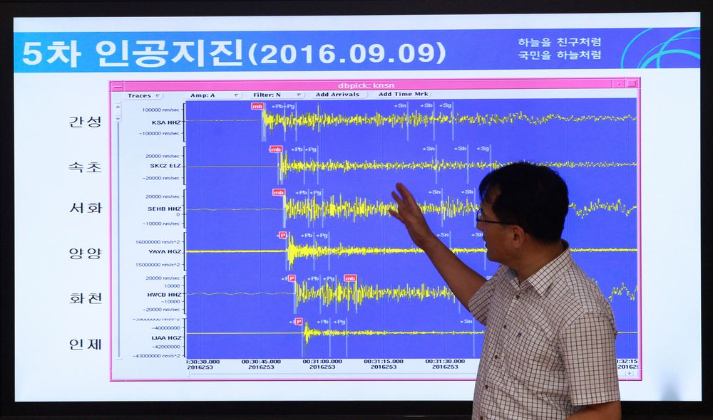 Direktør Ryoo Yong-gyu i Earthquake and Volcano of the Korea Monitoring Division snakker foran en skjerm som viser seismiske bølger som ble målt i Soeul i Sør-Korea 9. September 2017.