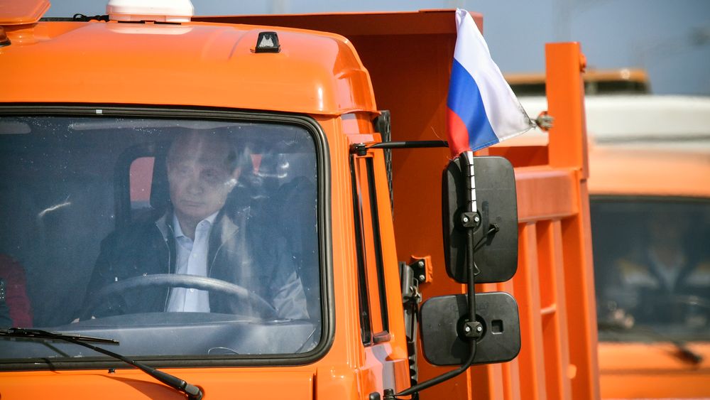 Russlands president Vladimir Putin kjørte selv den første lastebilen som krysset den nye broen som russerne har bygget og som går fra Russland til den annekterte Krim-halvøya.