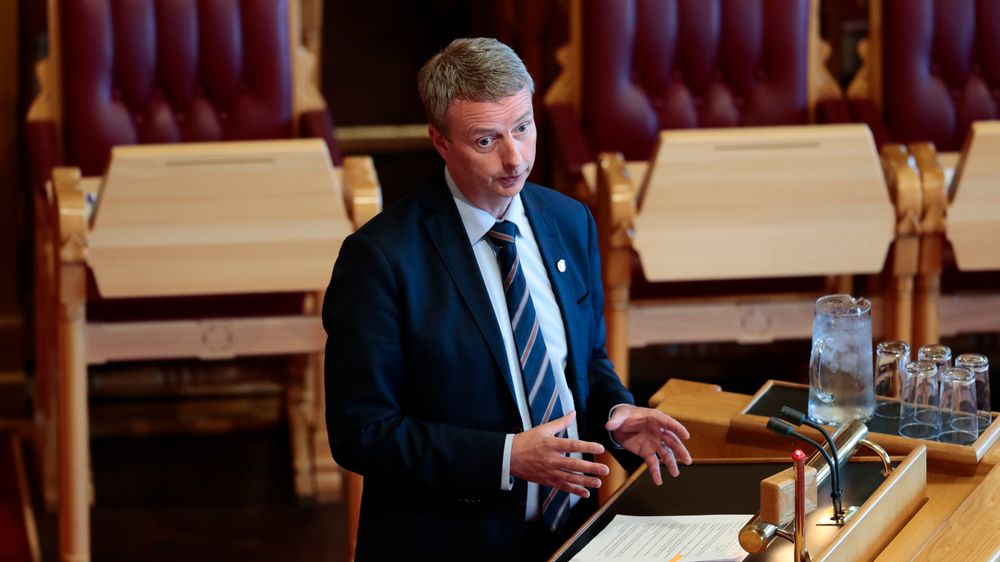 Olje- og energiminister Terje Søviknes (Frp) måtte svare på hvorfor regjeringen ikke øker bevilgningene til flom- og skredsikring i Stortingets spørretime onsdag. 
