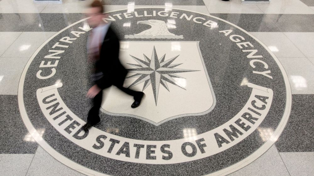 Illustrasjonsbilde: Amerikanske justismyndigheter har så langt ikke nok bevis til å tiltale den tidligere CIA-ansatte som er mistenkt for å ha lekket kybervåpen til Wikileaks. Bildet er fra lobbyen ved CIA-hovedkvarteret i Langley, Virginia.