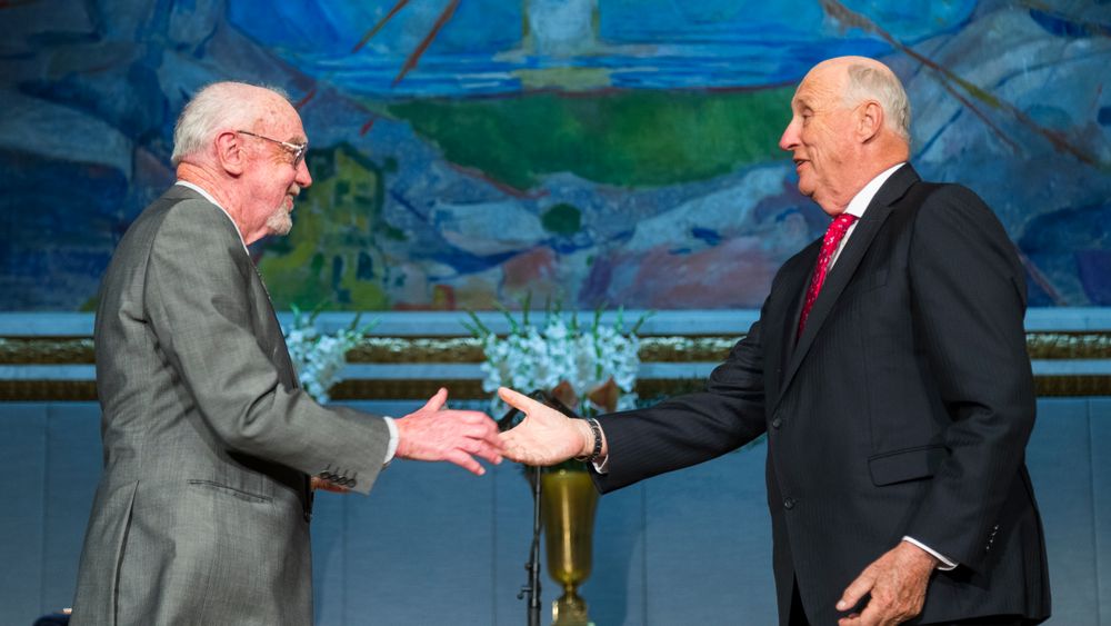Kong Harald overrekker Abelprisen for 2018 til Robert Langlands under en høytidelig seremoni i Universitetets aula tirsdag.