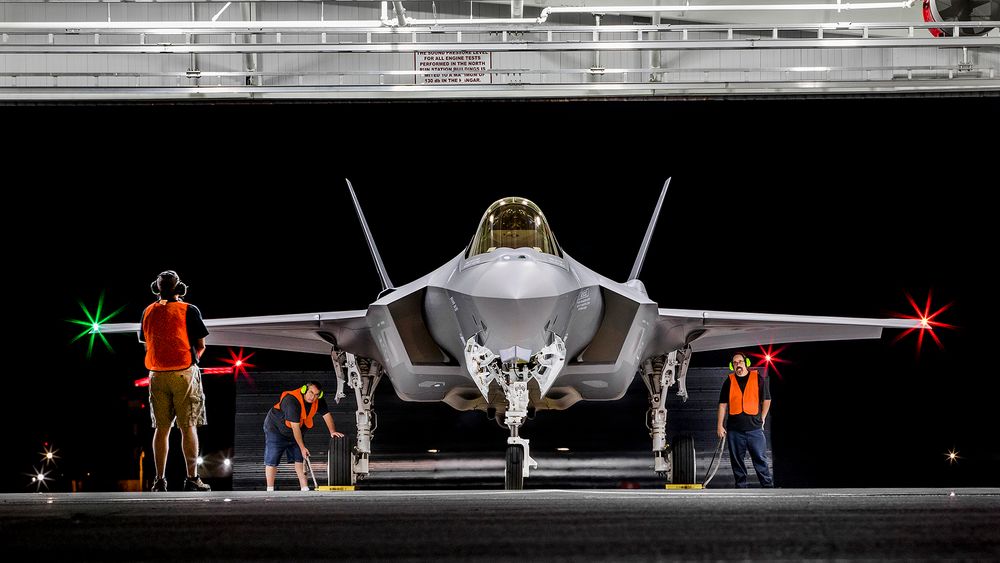 Et av de tre nye norske F-35-flyene klargjøres før avreise fra fabrikken i grytidlig tirsdag morgen.