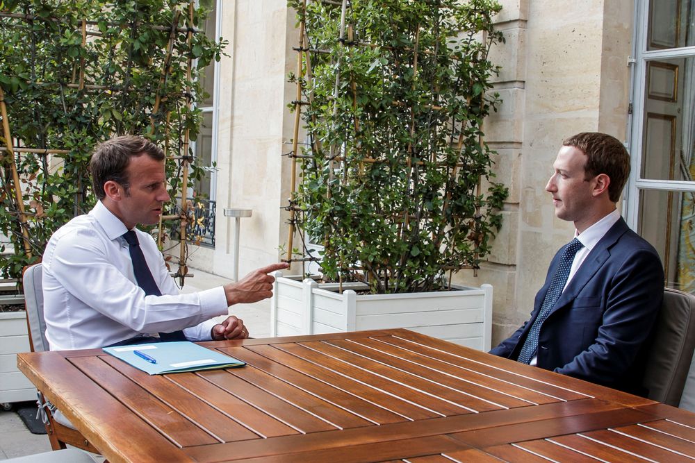 Mark Zuckerberg møter Frankrikes president Emmanuel Macron i forbindelse med "Tech for good"-konferansen i Paris.