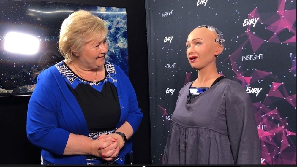 Roboten Sophia møtte mandag statsminister Solberg på teknologikonferansen Evry Insight i Oslo.