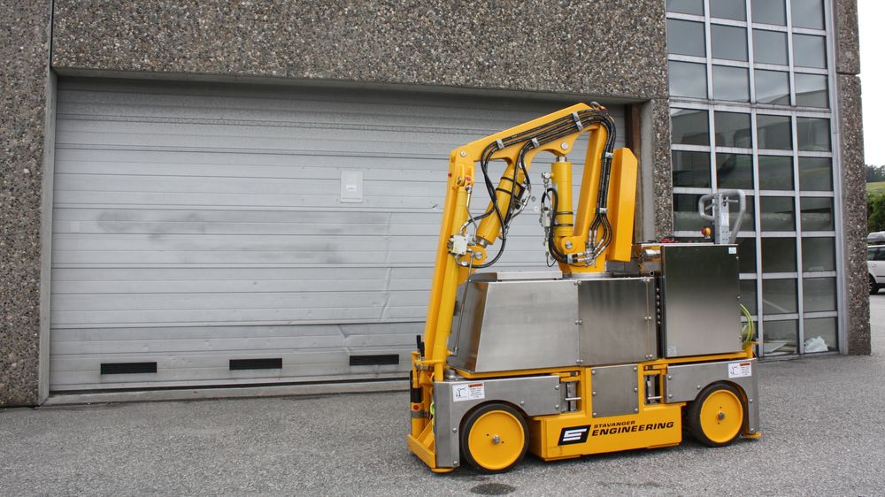 Løftekranen er ikke større enn to meter ganger 0,6 meter, men kan løfte 350 kilo. Den blr spesialbestilt av Equinor og utviklet på bare 7 måneder.