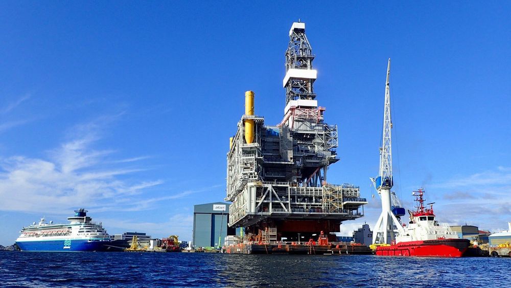 Boreplattformen veier 22.000 tonn. Snart skal den installeres på feltet, som den første plattformen noensinne i ett eneste løft.