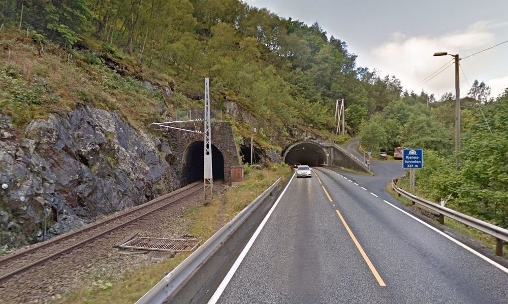 Tunneler er det mange av mellom Arna og Helle. Vegtunnelen på bildet heter Kjenestunnelen. Den ligger et par kilometer sør for Vaksdal sentrum. I framtida blir det færre tunneler enn nå, men de blir mye lengre. 