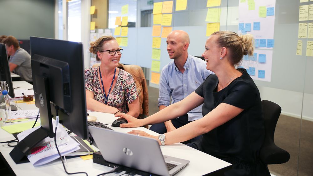 Sara Johansson (venstre), Kim Hafr og Mari Flaaten jobber alle med selve Entur-applikasjonen som blir lansert ut mot kundene.