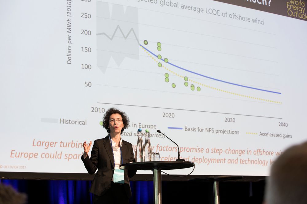 Laura Cozzi, co-sjef for New Energy Outlook hos Det internasjonale Energibyrået forklarer på scenen under Energiforskningskonferansen 2018 hvorfor de tror at energiprisen for havvind vil fortsatte å falle raskere enn noen tidligere så for seg.