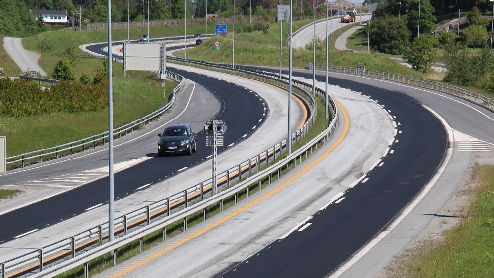 E18 mellom Grimstad og Kristiansand har fått nytt asfaltdekke på halve bredden på to strekninger i hver sin ende av motorvegen som ble åpnet i 2009
