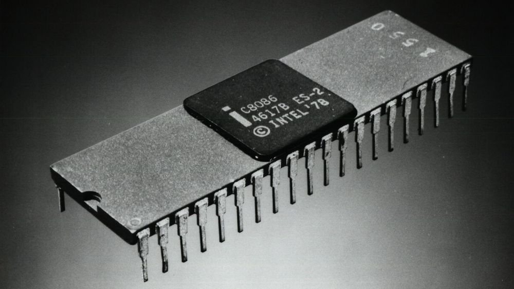 Dette bildet fra 1978 viser Intel 8086, den første prosessoren i 8086-serien. Ifølge Intel var dette også verden første 16-bits-prosessor.
