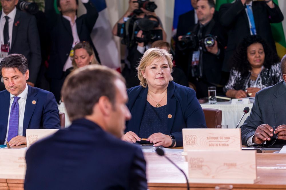Statsminister Erna Solberg og Frankrikes president Emmanuel Macron under et møte der G7-landene og andre nasjoner deltok i La Malbaie i Quebec. Solberg deltok under en spesialsesjon om hav lørdag formiddag.