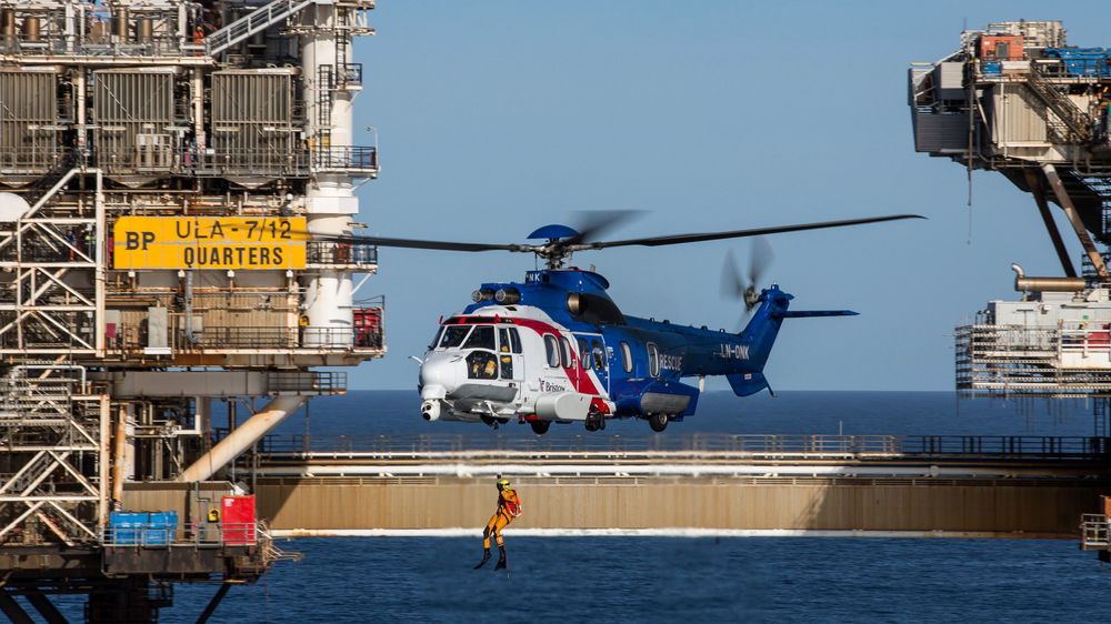 H225 redningshelikopter fra Bristow Norway øver på Ula i 2014.