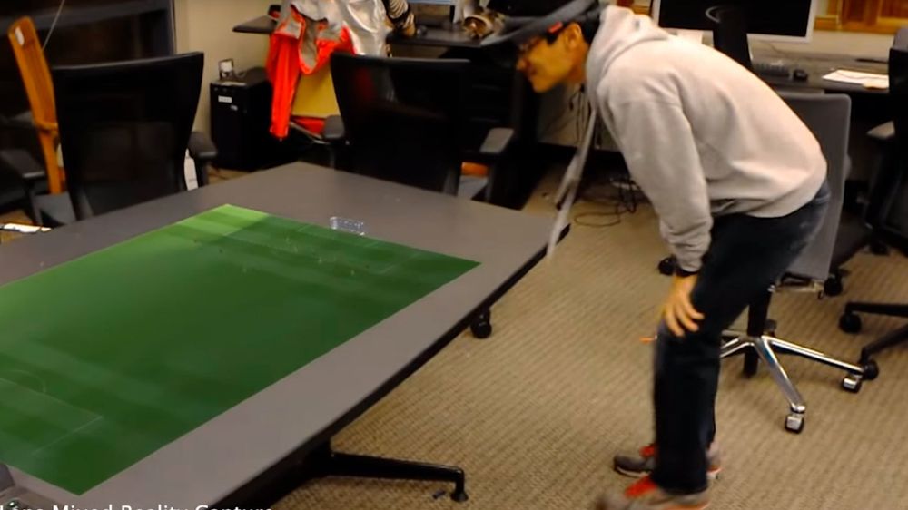 Med AR-hodesett kan man i teorien se fotballkampene på bordet.