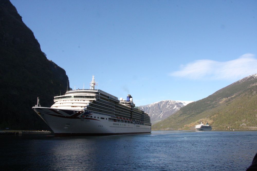 Cruise, cruiseskip, verdensarvfjord, UNESCO. MV Arcadia fra 2004 tilhører Carnivals rederi P&O er her på vei ut fra Flåm. Skipet har seks Wärtsilä dieselmotorer med samlet effekt på 52 MW og sengeplass til drøyt 2000 passasjerer.