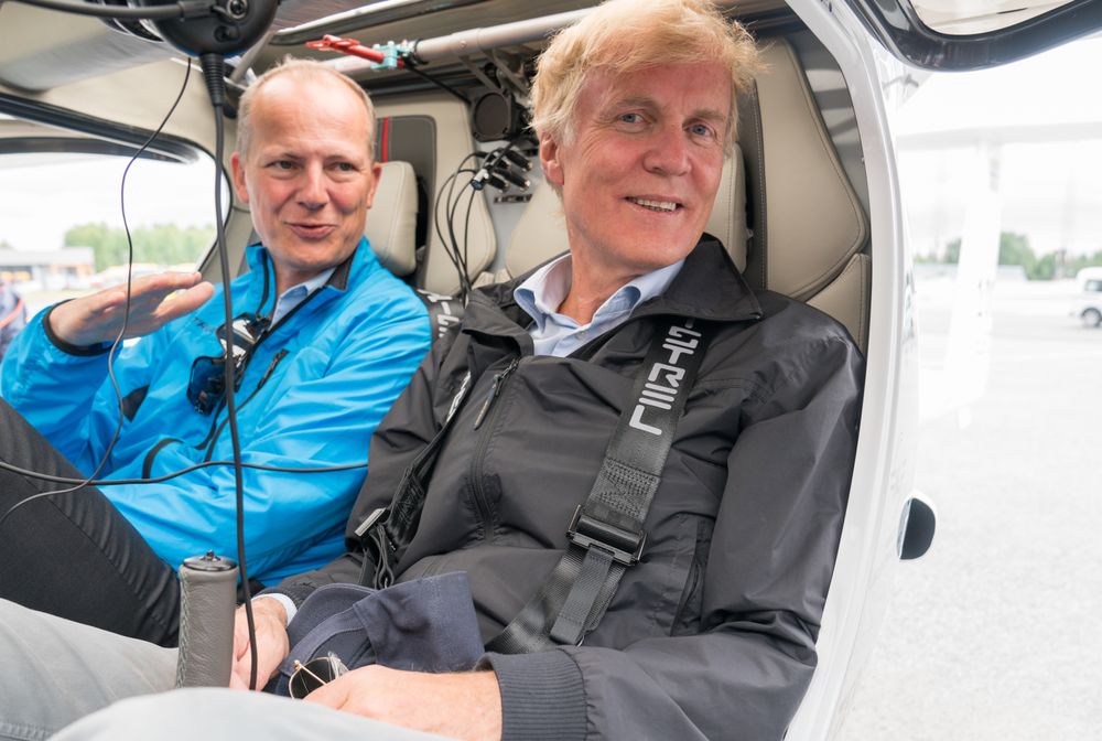 Avinor-sjef Dag Falk-Petersen og tidligere samferdselsminister Ketil Solvik-Olsen på demoflygning med LN-ELA i juni 2018.