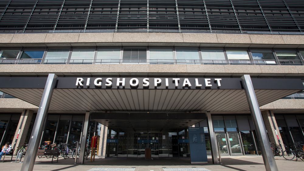 Rigshospitalet i København er Danmarks største sykehus. Etter at regionen innførte ny helseplattform har pasientene blant annet opplevd å stå lenger i kø enn tidligere. – Dette er amatørmessig, tordner riksrevisoren i forbindelse med at det er sluppet en rapport om tingenes tilstand.