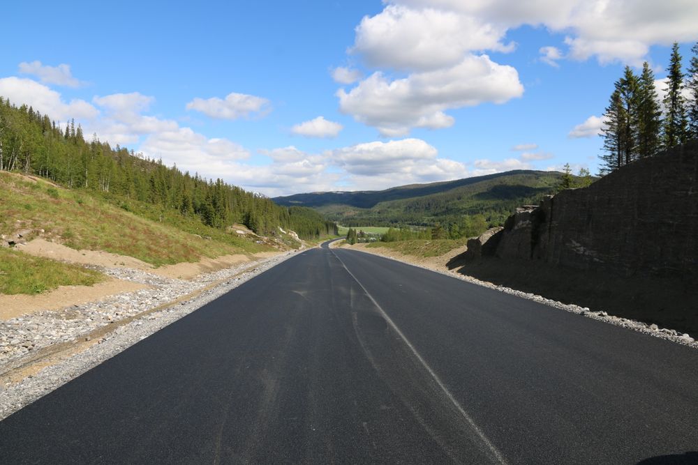 Parsell 2, Fallheia–Sandheia, i prosjektet E6 Helgeland nord. Ny veg ligger oppe i dalføret over dagens E6.