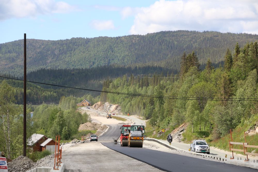 Fra byggingen i parsell fem i prosjektet E6 Helgeland nord. Vegstrekningen åpner for trafikk høsten 2018.
