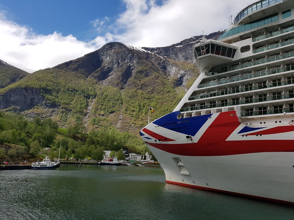 Cruise, cruiseskip, verdensarvfjord, UNESCO. P&O-skipet Britannia i Flåm. Skipet ble levert i 2015, bygget ved Fincantieri, Monfalcone i Italia. Skipet er 330 meter langt, 44 meter bredt og plass til 4324 passasjerer.
