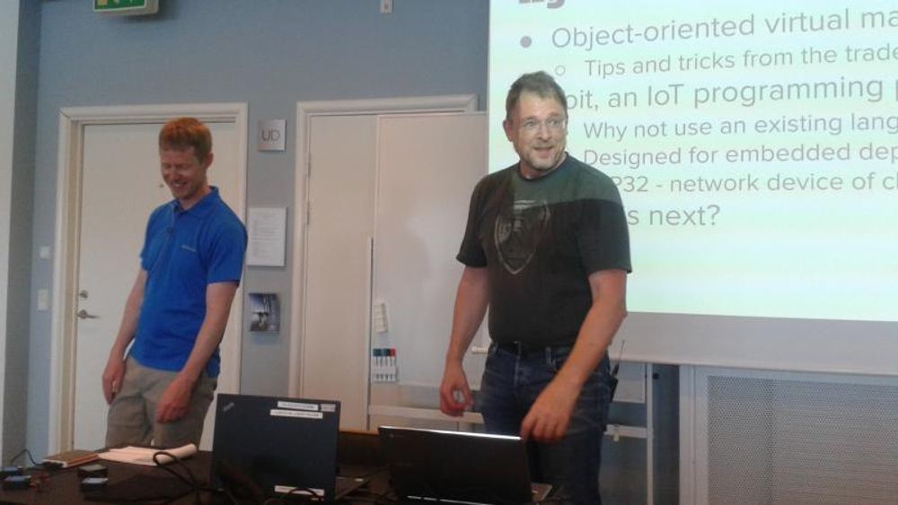 Kasper Lund og Lars Bak (til høyre) har et nytt språk i baklommen. De holdt nylig et foredrag om språket hos Ingeniørforeningen IDA i Danmark.