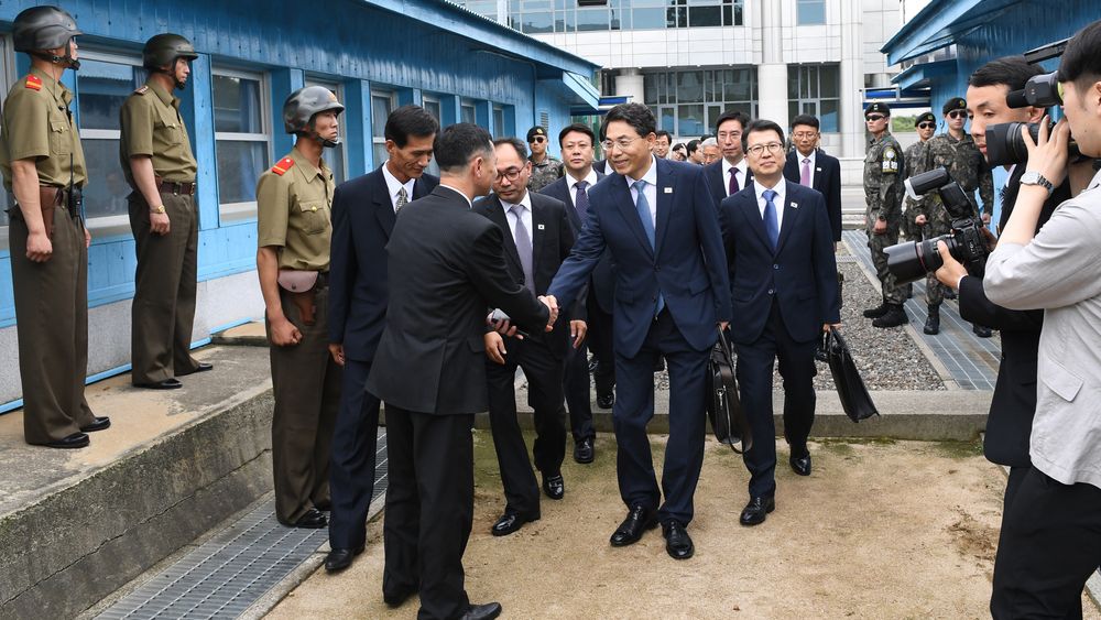 Delegatene møttes på grensen, og samtalene ble holdt i landsbyen Panmunjom i Nord-Korea.