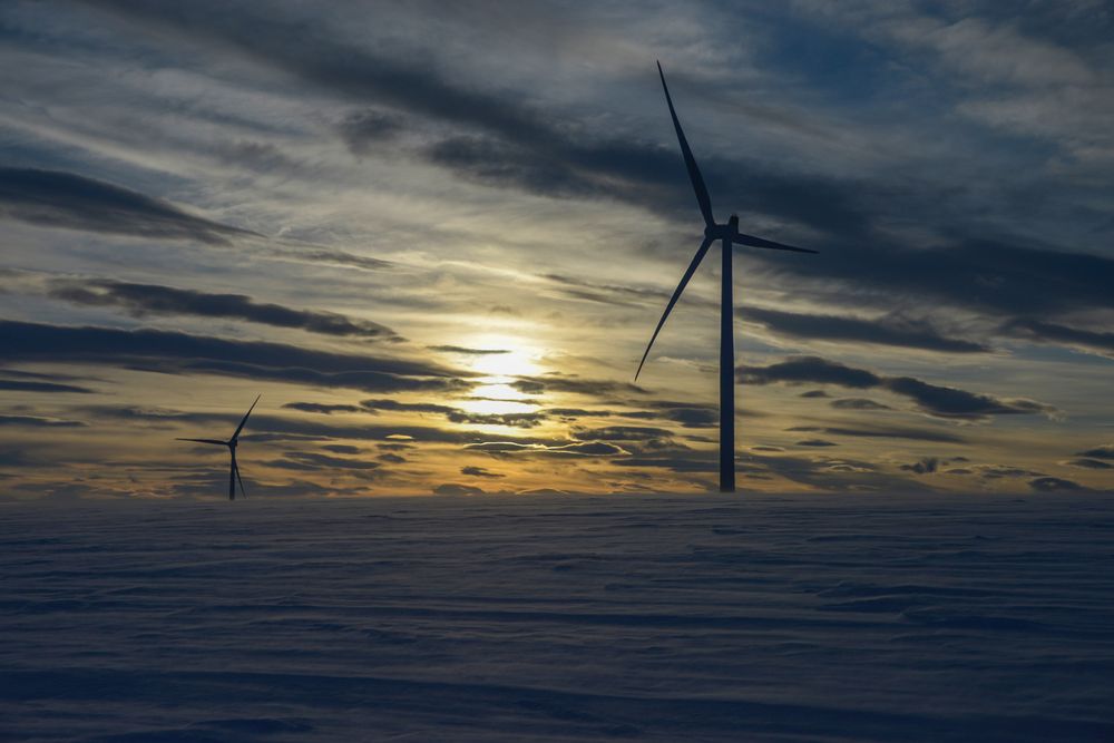 Enorme vindressurser: På Raggovidda i Finnmark gir vindturbinene 50 % mer kraft enn gjennomsnittet i Norge. Men nettkapasiteten setter store begrensninger for kraftutbygging. Hydrogenproduksjon i pilotskala er allerede under etablering.
