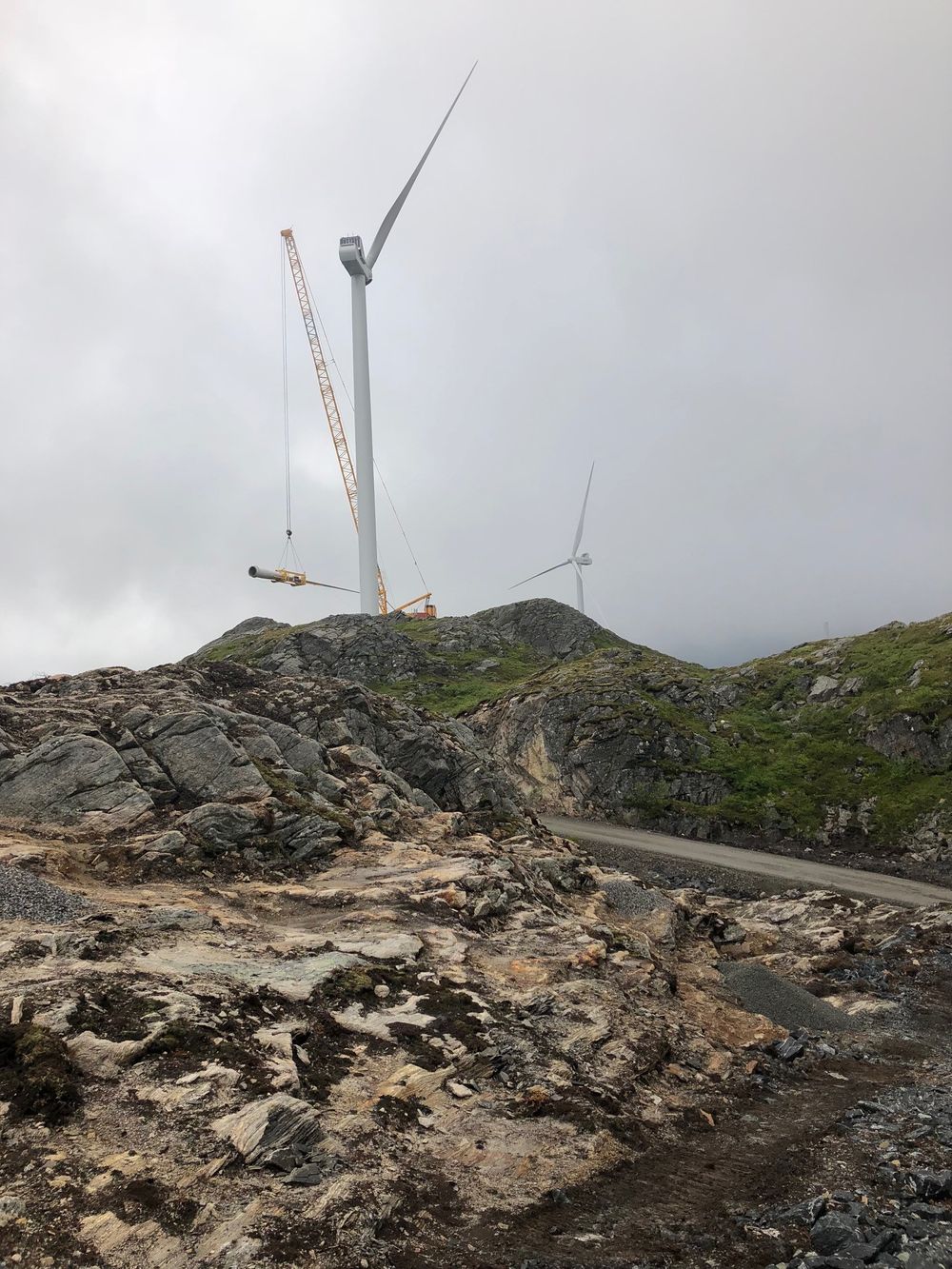 Kran med høyde på ca.100 m. Som har ca.200 tonn motvekt. Løfter propellblad i Roan vindpark i Trøndelag