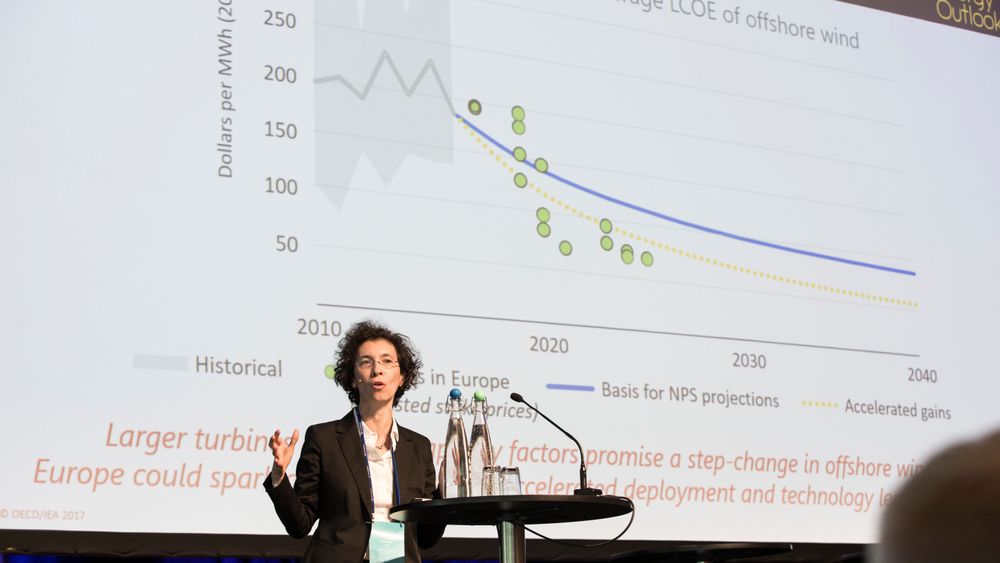 Laura Cozzi, co-sjef for New Energy Outlook hos Det internasjonale Energibyrået forklarer på scenen under Energiforskningskonferansen 2018 hvorfor de tror at energiprisen for havvind vil fortsatte å falle raskere enn noen tidligere så for seg.