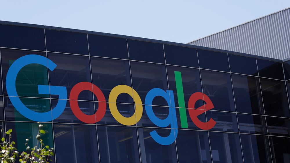 Google varsler at mobilprodusenter må betale for å forhåndsinstallerte apper som Gmail, YouTube og Google Maps på telefoner som selges i EU og EØS.