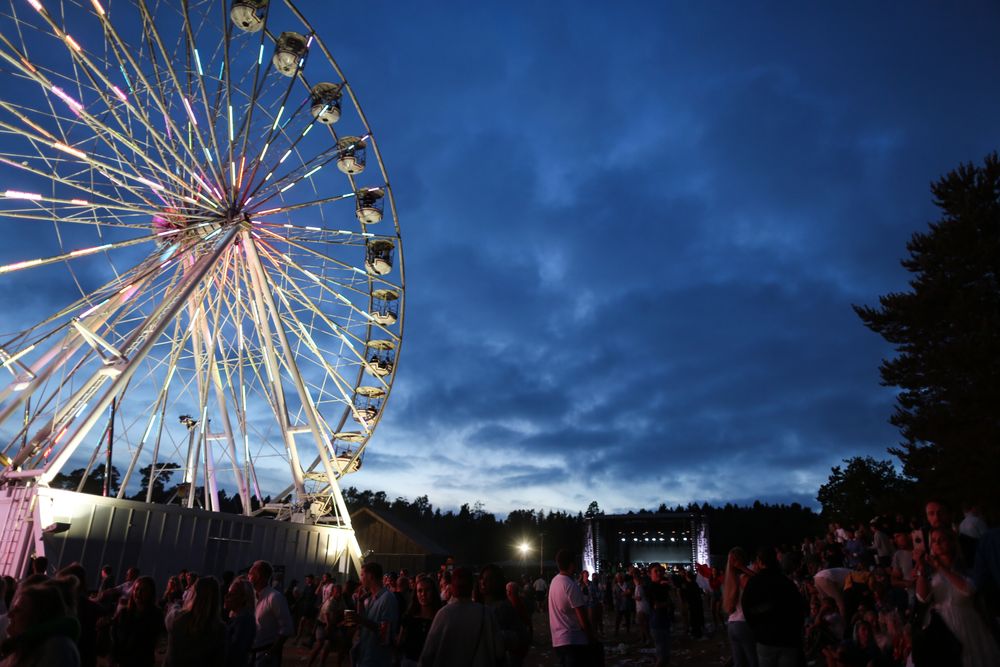 Parishjul og scene 2 på Stavernfestivalen. Trykk på pilen for se flere bilder.